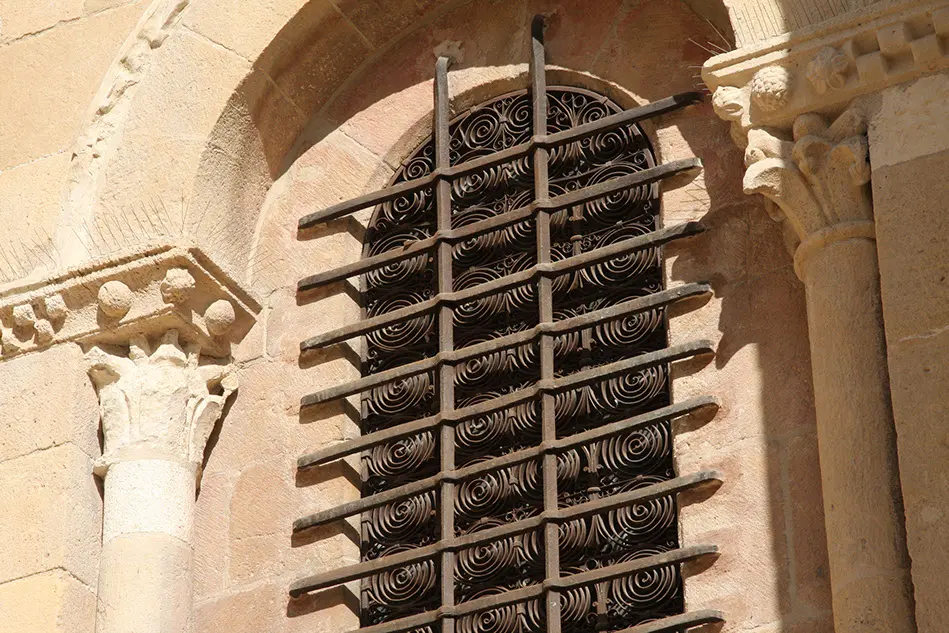 Decolesa - LIMPIEZA REJERÍA Restauración de la fachada Sur de la Basílica de la Real Colegiata de San Isidoro
