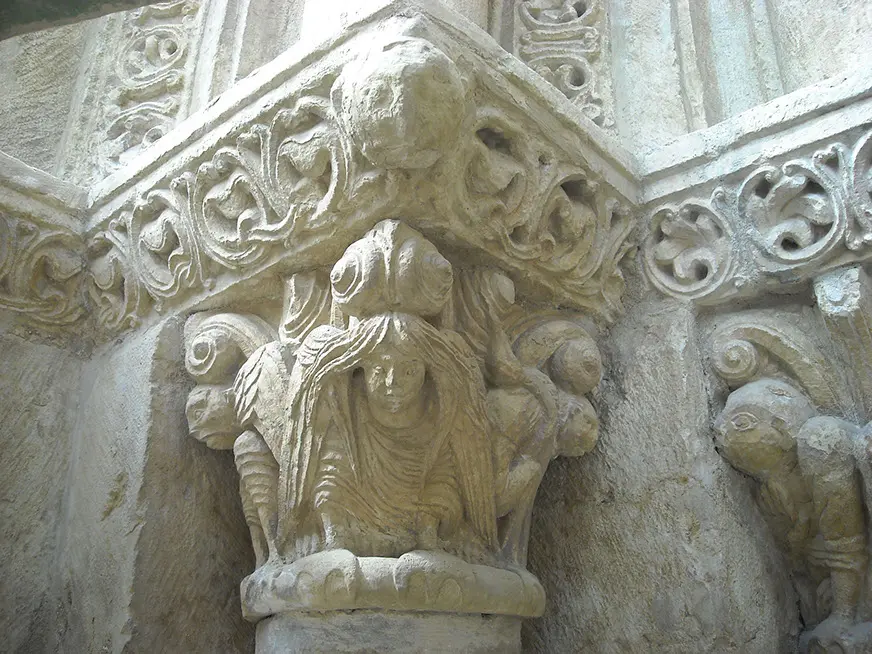 Decolesa - LIMPIEZA DE CAPITEL ROMÁNICO Limpieza de Paramentos Interiores de la Basílica de la Real Colegiata de San Isidoro
