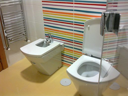baño con azulejo de colores