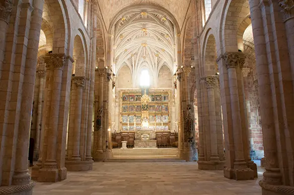 Decolesa - Interior del templo de San Isidoro