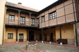 Decolesa -Patio interior reformado por Decolesa